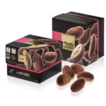 Mandle z Avola v mliečnej čokoláde s fazuľou Tonka v kakaovom prášku