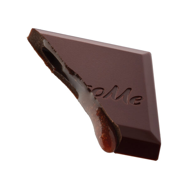 Malé štvorčeky z tmavej čokolády s malinovou náplňou