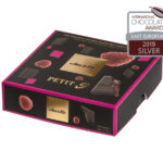 Malé štvorčeky z tmavej čokolády s malinovou náplňou