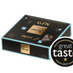 Malé štvorčeky z tmavej čokolády s čokoládovou plnkou s príchuťou GINu